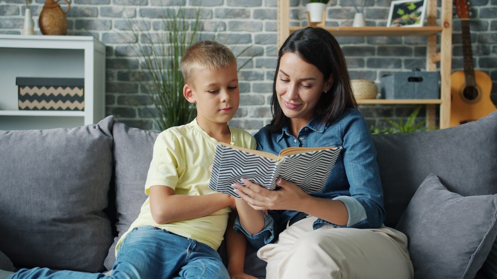 Una madre y su hijo comparten un momento de aprendizaje en casa