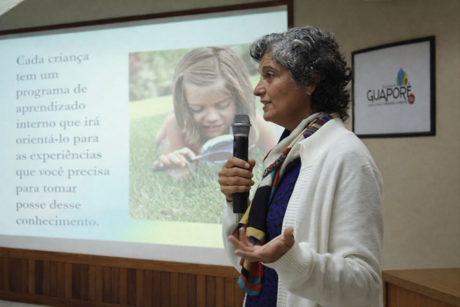 Sandra Majluf guiando a familias sobre aprendizaje libre